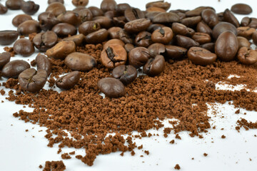 Kawa ziarnista i rozpuszczalna na jasnym tle.