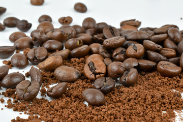 Naklejka premium Kawa ziarnista i rozpuszczalna na jasnym tle.