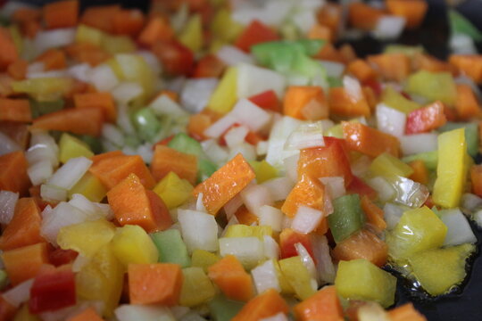 detalle de verduras picadas cocinandose