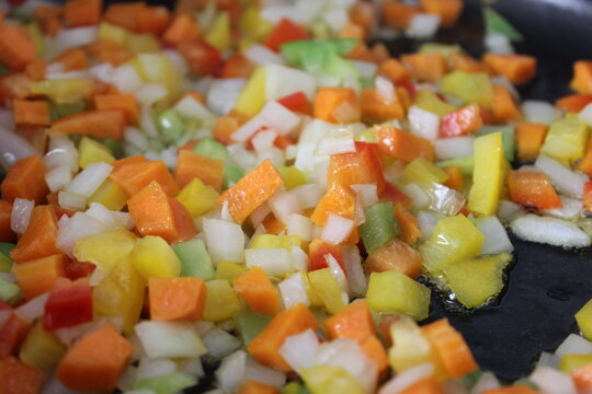 detalle de verduras picadas cocinandose