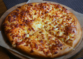 Photo a large pie with cheese