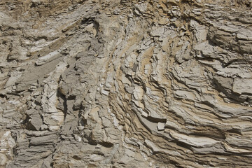 Plissements de terrain avec pierres de couleur beige 