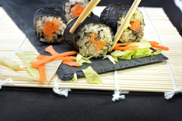 rollini di sushi con riso e salmone cibo giapponese