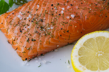 Nahaufnahme von einem Lachs mit Zitronen und Gewürzen