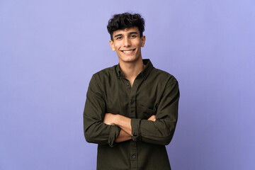 Obraz premium Young Argentinian man isolated on background with arms crossed and looking forward