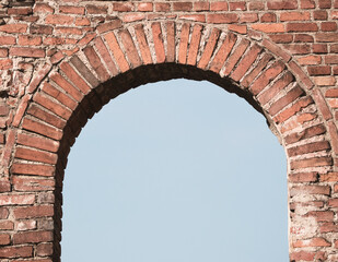 architectural element, an ancient semicircular brick arch dating back to the Middle Ages