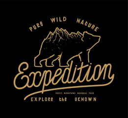 Bear with a mountain range on its back expedition typography t-shirt print. explore the wild. American national park wild nature hiking t-shirt print with a grizzly bear vector illustration. - obrazy, fototapety, plakaty