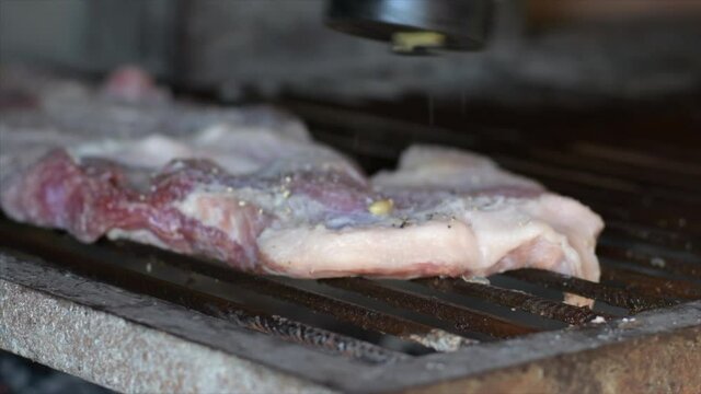 matambre de cerdo asado a parrilla con condimento pimienta en grano molida y limon