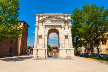 Fototapeta na wymiar Arco dei Gavi arch, Verona