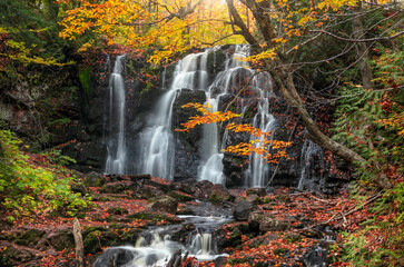 Scenic Hungarian water falls in autumn time in Michigan upper peninsula - obrazy, fototapety, plakaty