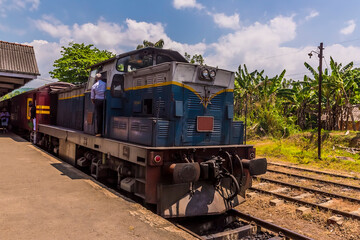Obraz premium A train at Rambukkana Station on the Kandy to Col0mbo mainline railway in Sri Lanka, Asia