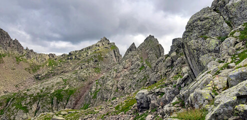 scenico e imponente panorama delle montagne Dolomiti in estate