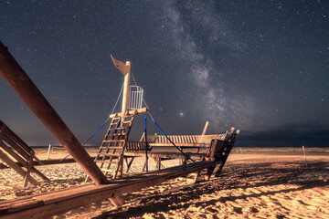 Piratenschiff am Strand von Amrum mit Sternenhimmel und Milchstraße