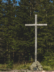 Krzyż na szczycie góry Jałowice 