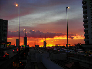 Sonnenuntergang mit dramatischer Wolkenstimmung an der Taksin Bridge in Bangkok Thailand