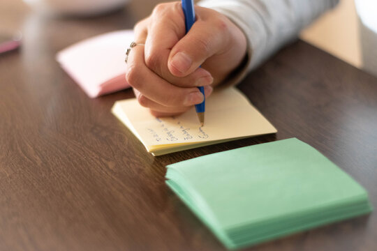 mujer escribiendo notas