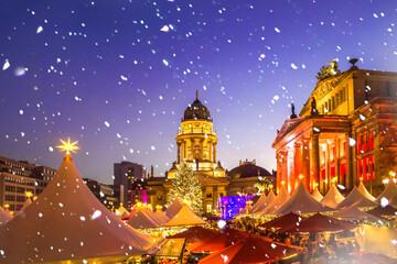 Fototapeta premium Weihnachtsmarkt, Gendarmenmarkt, Berlin, Deutschland 
