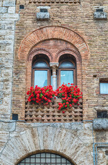 Fototapeta na wymiar The medieval architecture of San Gimignano, iconic town in Italy