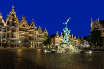 Fototapeta na wymiar Brabo fountain at the Grote Markt square in Antwerp