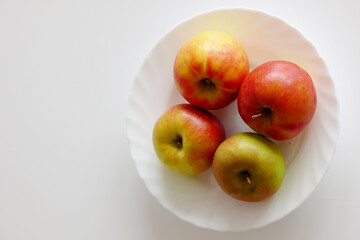 Äpfel auf weißem Teller