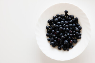 Blaubeeren auf weißem Teller