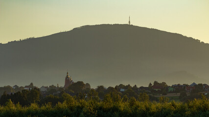 Kościół w Żywcu na tle góry Skrzyczne © spacer.z.aparatem 