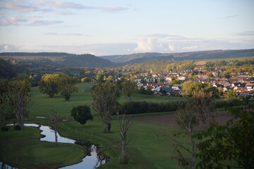 Obraz premium Blick auf die Stadt vom Hügel