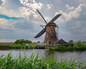 Naklejka premium Kinderdijk Windmill on a Cloudy Day