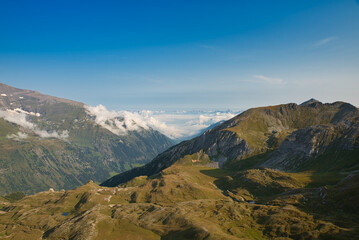 Blick von der edelweißspitze großglockner hinaus in das saalachtal salzachtal unter einem wolkenmeer