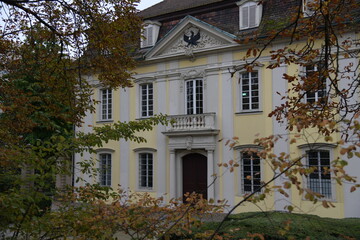 historisches großes Haus im Wald