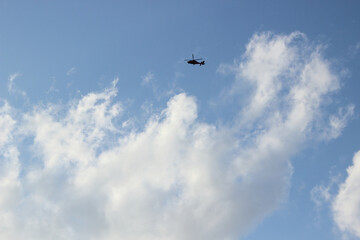 Fototapeta na wymiar 白い雲とヘリコプター