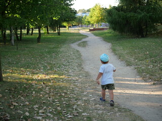 Chłopiec idący ścieżką © Micha