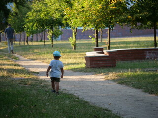 Chłopiec idący piaszczystą ścieżką © Micha