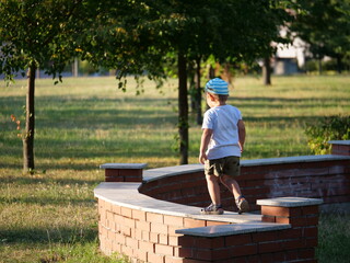 Chłopiec idący po murku © Micha