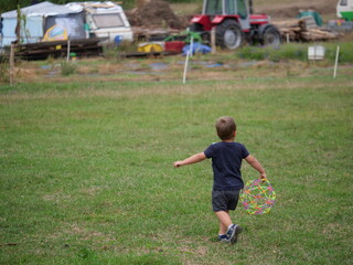 Biegnący chłopiec z zabawką-kulą © Micha