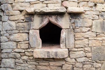 Horno de hacer pan hecho en la pared con piedra
