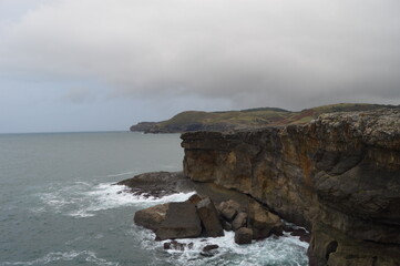 Obraz premium Rocky cliffs crumbled by strong waves