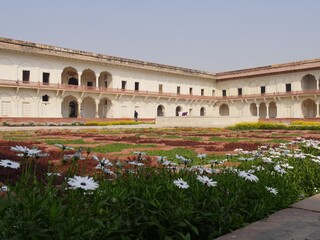 Obraz premium Agra, India- March 2018: White flowers bloom in the landscaped gardens inside Agra Fort.