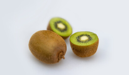 Obraz premium slices of kiwi fruit arranged into a background. Fresh tropic fruit for wallpaper design. kiwi photographed from the top view. flat lay fruit composition
