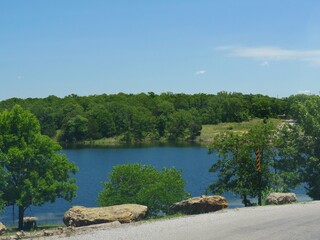 Fototapeta premium Blue waters of a lake at the Chickasaw National Recreation Area in Davis, Oklahoma