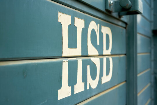Symbol der Harzer Schmalspurbahn (HSB) an einem Waggon im Bahnhof 