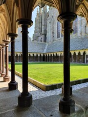 Abbaye parc entour&eacute; d'arches 