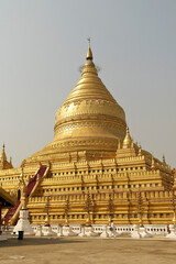 Fototapeta premium Shwezigon Pagoda in Yangon, Myanmar