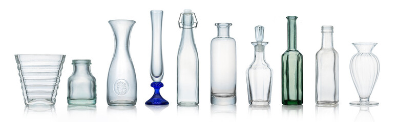 白背景に並んだガラス製の花瓶やボトル