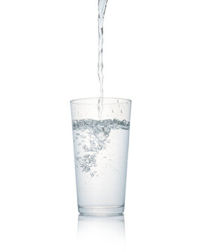 グラスに注がれる水のイメージビジュアル