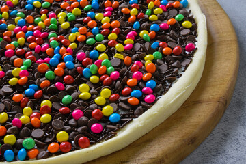 Pizza doce e colorida com confetes