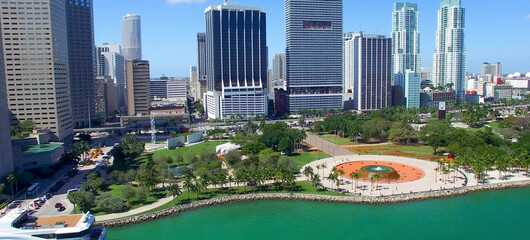 Naklejka premium Downtown Miami aerial view, Florida from drone viewpoint. City skyline on a wonderful sunny day, slow motion.
