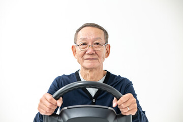 シニア男性・運転・自動車