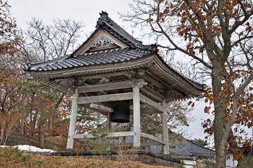 Fototapeta premium 厳寒の江差・正覚院 鐘楼