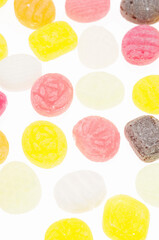 白バックにいろいろな色の飴ドロップ